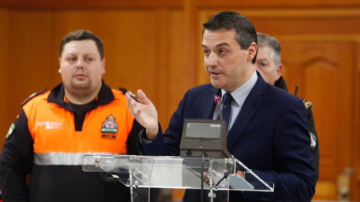 El alcalde de Córdoba, José María Bellido, junto a los integrantes del operativo de emergencias de Córdoba.