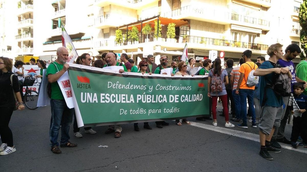 FOTOGALERÍA | Estudiantes recorren las calles de Sevilla para pedir la anulación de las reválidas