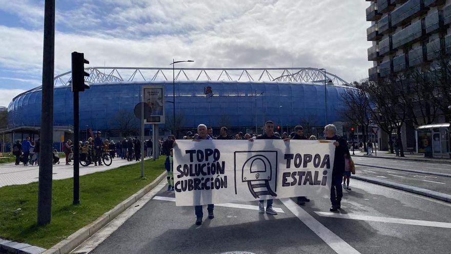 El derecho al descanso de los vecinos de Amara Berri les lleva a la calle: cubrir las vías de Euskotren es “la solución”