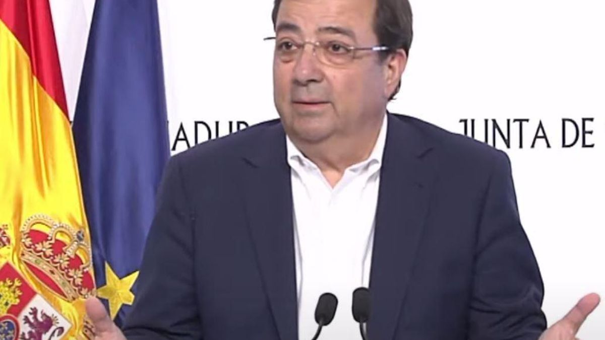 El presidente de la Junta de Extremadura en funciones, Guillermo Fernández Vara, en rueda de prensa