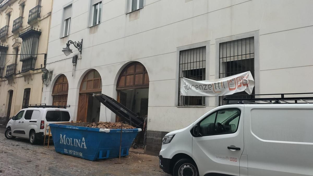 Obras del ecopunto en el edificio del antiguo Ayuntamiento, en la calle Teniente Braulio Laportilla.