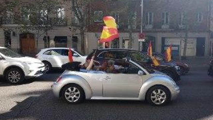 Un coche por las calles de Madrid durante la manifestación.