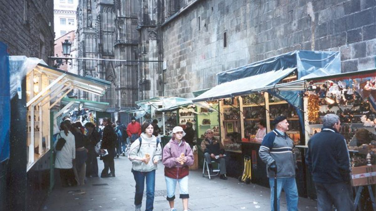 Casitas para los pesebres, figuras de barro y cartón, imágenes de santos, pastores, bueyes, mulas u otras bestias eran parte de los productos que se vendían en los orígenes de este mercado navideño