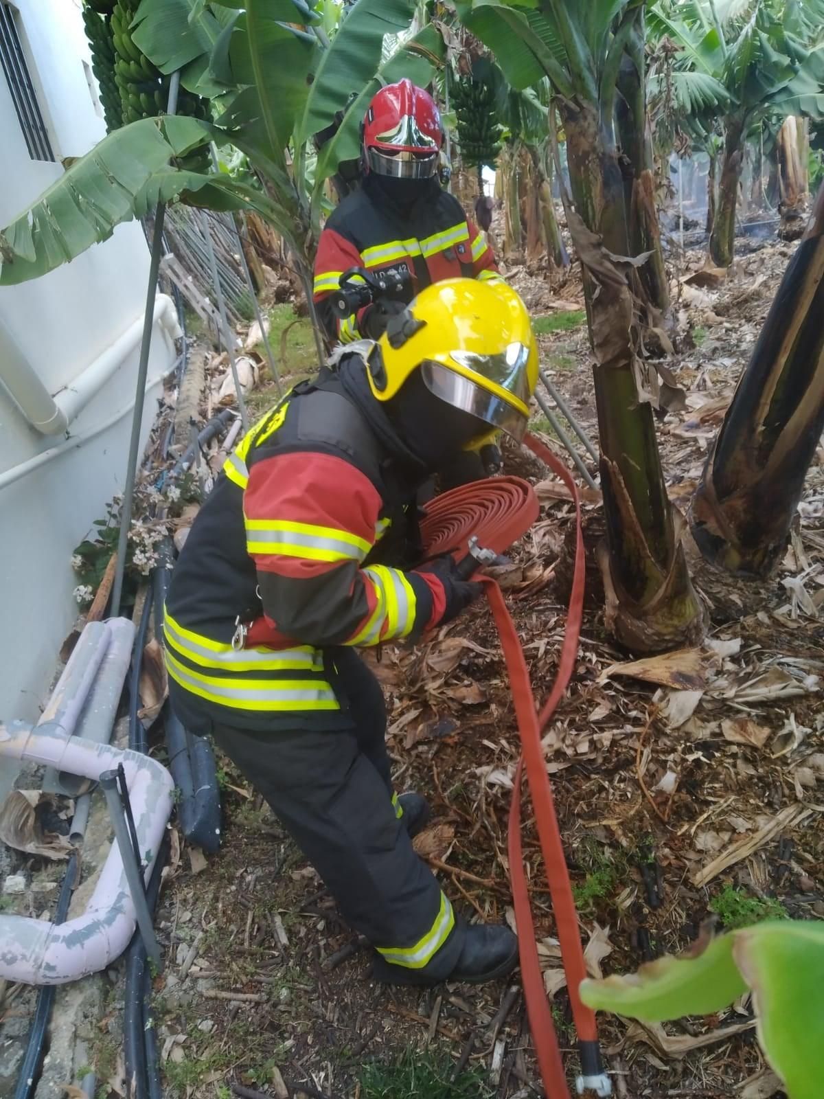 Los bomberos en las labores de extinción. Foto: BOMBEROS LA PALMA