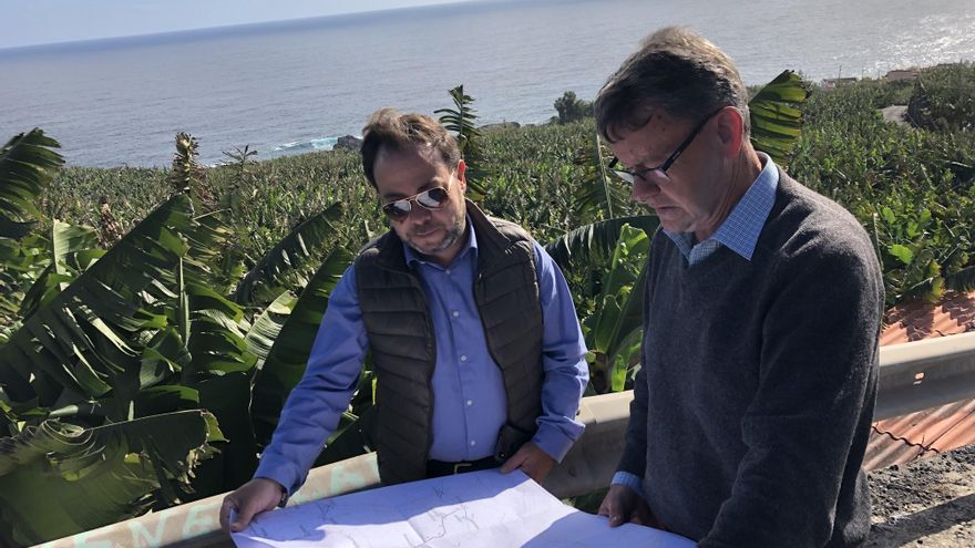 César Martín (i) revisa la localización de las actuaciones.