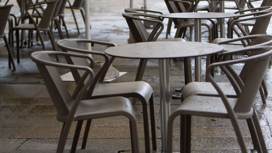 Galicia amplía el cierre de la hostelería a siete nuevos municipios: la comarca de Bergantiños y Ribadavia bajan la persiana de los bares cuatro semanas