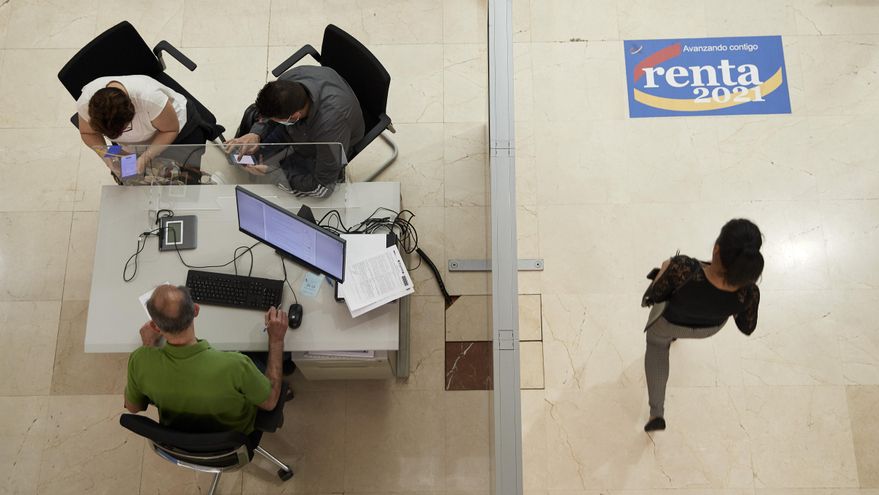 Un trabajador soltero y sin hijos que gane 16.000 euros al año pagará este 2023 por el tramo autonómico del IRPF 314 euros si reside en la Comunidad Valenciana y 1.207, un 284 % más, si vive en el País Vasco, lo que supone una diferencia de 893 euros, según un estudio del Consejo General de Economistas de España. EFE / Miguel Osés