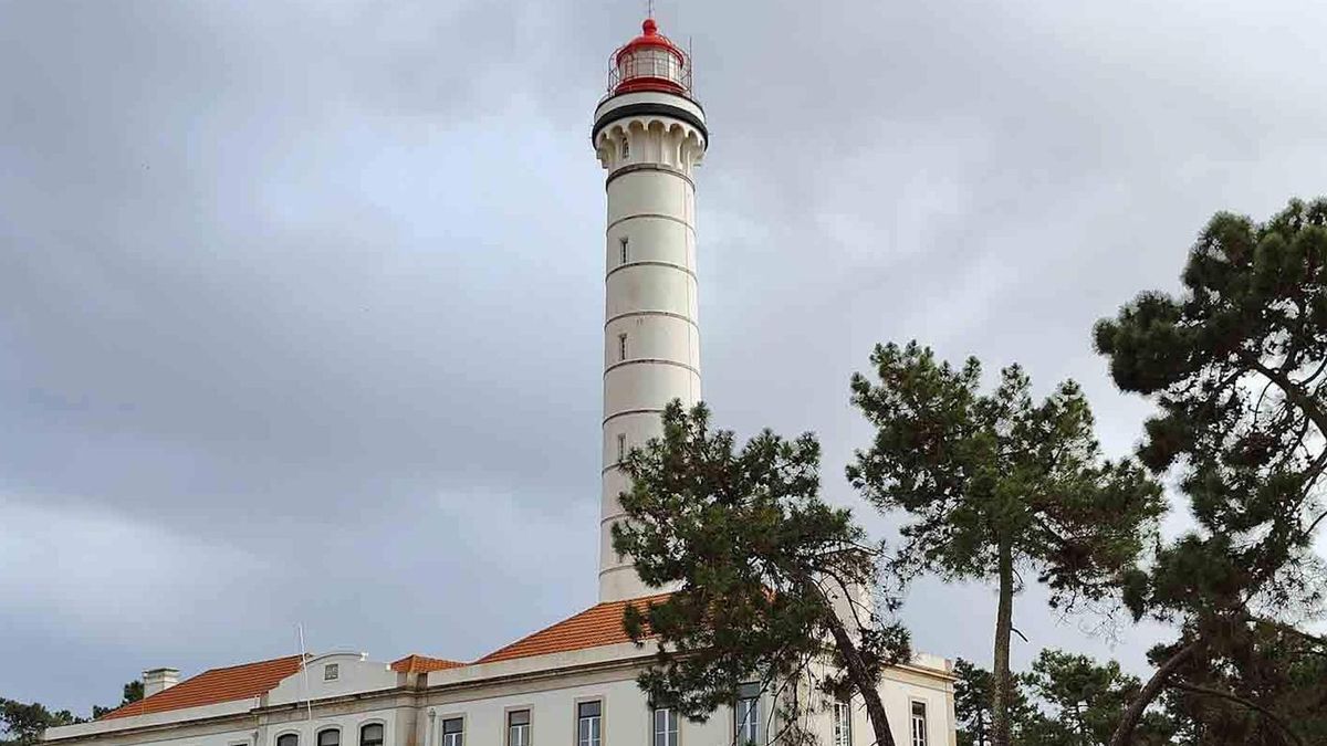 De 40 metros de altura y construido en 1923, este estratégico faro ilumina simultáneamente aguas españolas y portuguesas