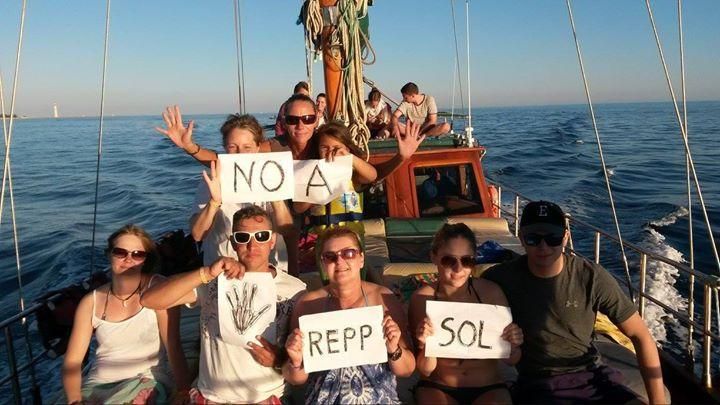 Una tripulación en medio del Atlántico se unió a la protesta contra las prospecciones en Canarias.