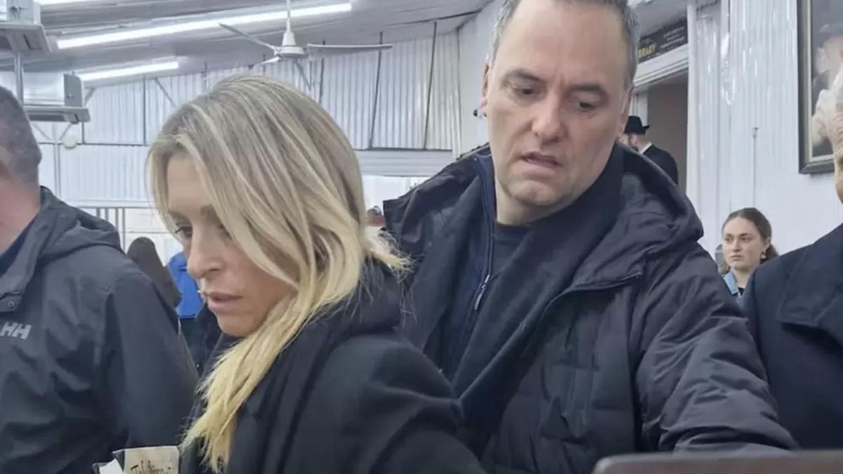 Adorni y Angeletti, en la tumba del Rebe.