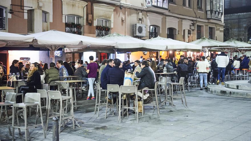 Personas sentadas en la terraza de un establecimiento de Santander.