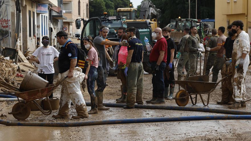 Voluntarios y militares trabajan en una zona afectada por la DANA.