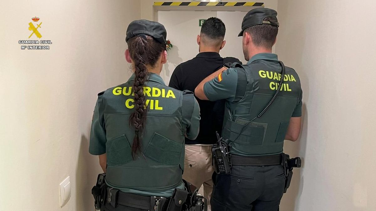 Trata de eludir un control de la Guardia Civil en La Rioja y es detenido con un tableta de hachís oculta en la zona del motor