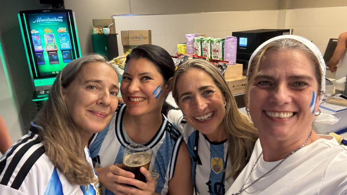 Un grupo de argentinas disfruta en el Ohana Enigma Pub