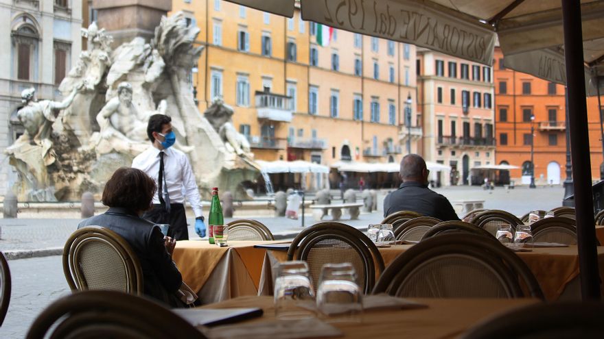 Varias personas en una terraza en la Piazza Navona de Roma (Italia).