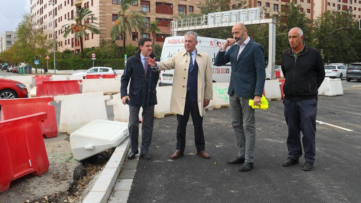 El alcalde de Sevilla, José Luis Sanz, ha visitado las obras de la nueva rotonda para acceder al barrio de Los Bermejales.