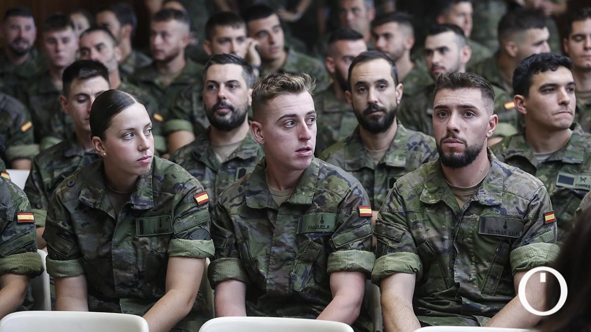 La ministra de Defensa, Margarita Robles, entrega las condecoraciones por la operación Libre Hidalgo y por las acciones realizadas en la DANA