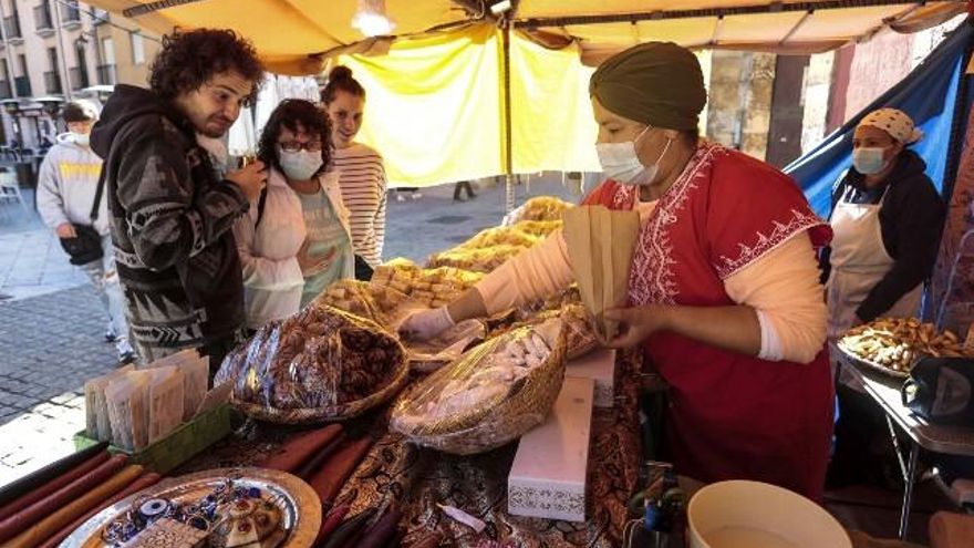 La comida y las viandas son uno de los atractivos de las fiestas de San Froilán. // Campillo / ICAL