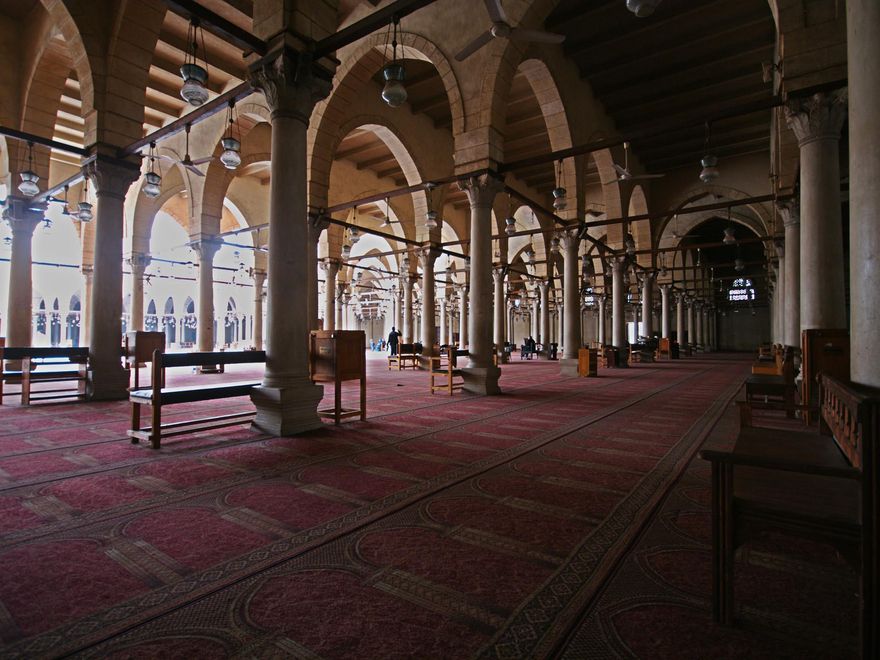 Sala de oraciones de la Mezquita Al Amr. Este fue el primer templo islámico en el norte de África tras la pérdida de Egipto por parte del Imperio Bizantino.
