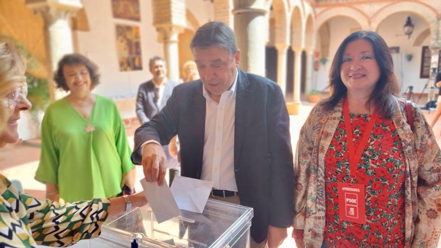 El ministro de Agricultura, Pesca, Alimentación y Medio Ambiente, Luis Planas, ejerce su derecho al voto.