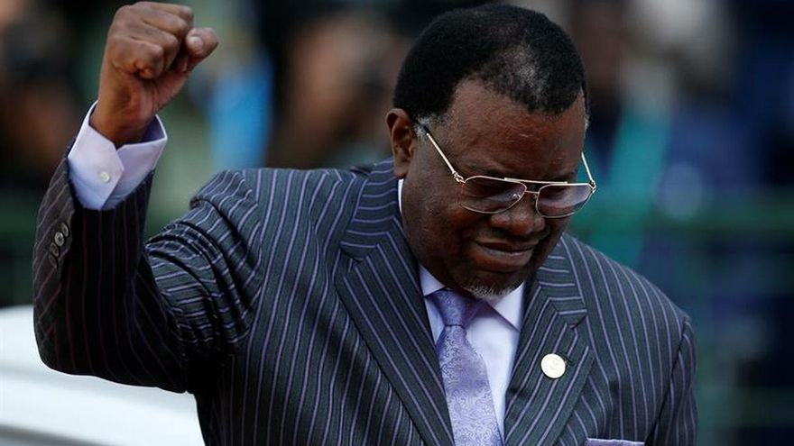 El actual presidente de Namibia, Hage Geingob (c), fue confirmado hoy como vencedor de las elecciones del pasado miércoles, con un 56,3 % de los votos, y él y su partido, la Organización Popular del Suroeste de África (SWAPO, siglas en inglés), seguirán gobernando el país otros cinco años más.