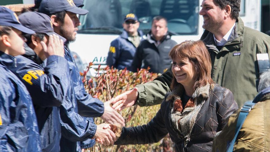 Patricia Bullrich, cuando era ministra de Seguridad de la Nación, visitó Bariloche en medio de la tensión por el conflicto de las tierras.