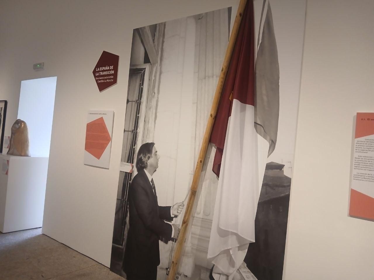 Primer izado de la bandera de Castilla-La Mancha el 25 de enero de 1980 a cargo de Gonzalo Payo Subiza, entonces presidente de la Diputación provincial de Toledo