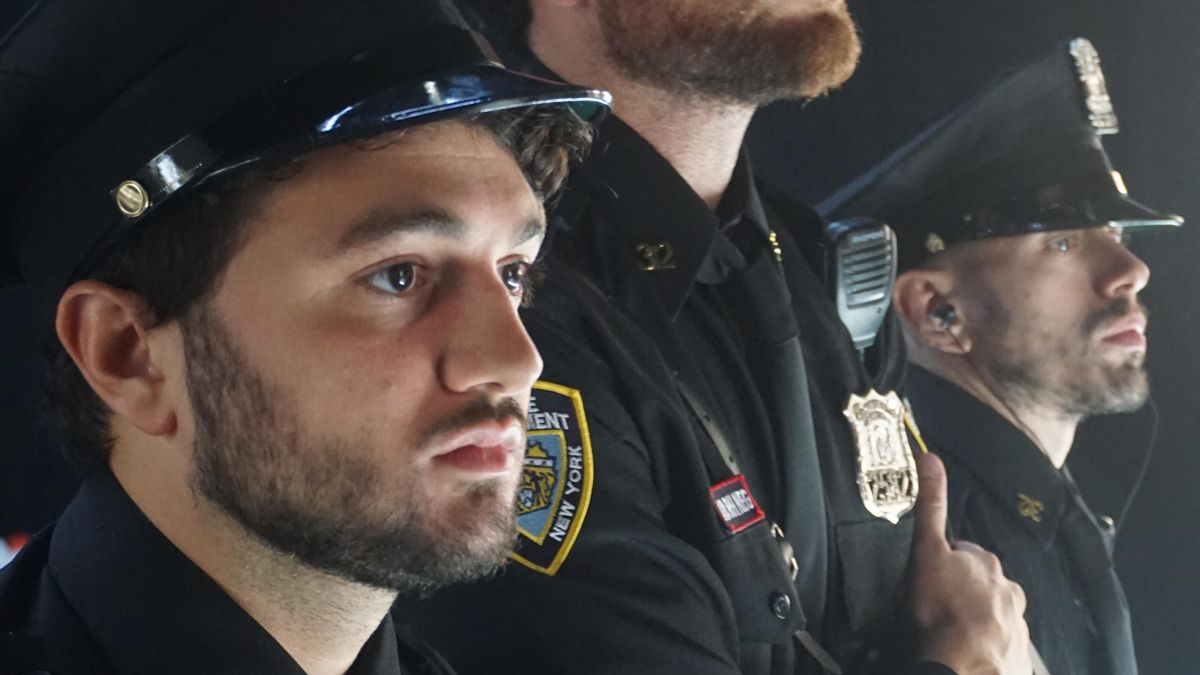 Una escena durante la representación de 'Bros' de Romeo Castellucci, actores no profesionales interpretan a policías