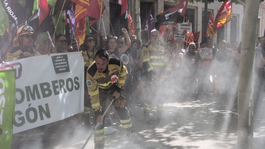 Protesta de los bomberos forestales a las puertas del Gobierno de Aragón