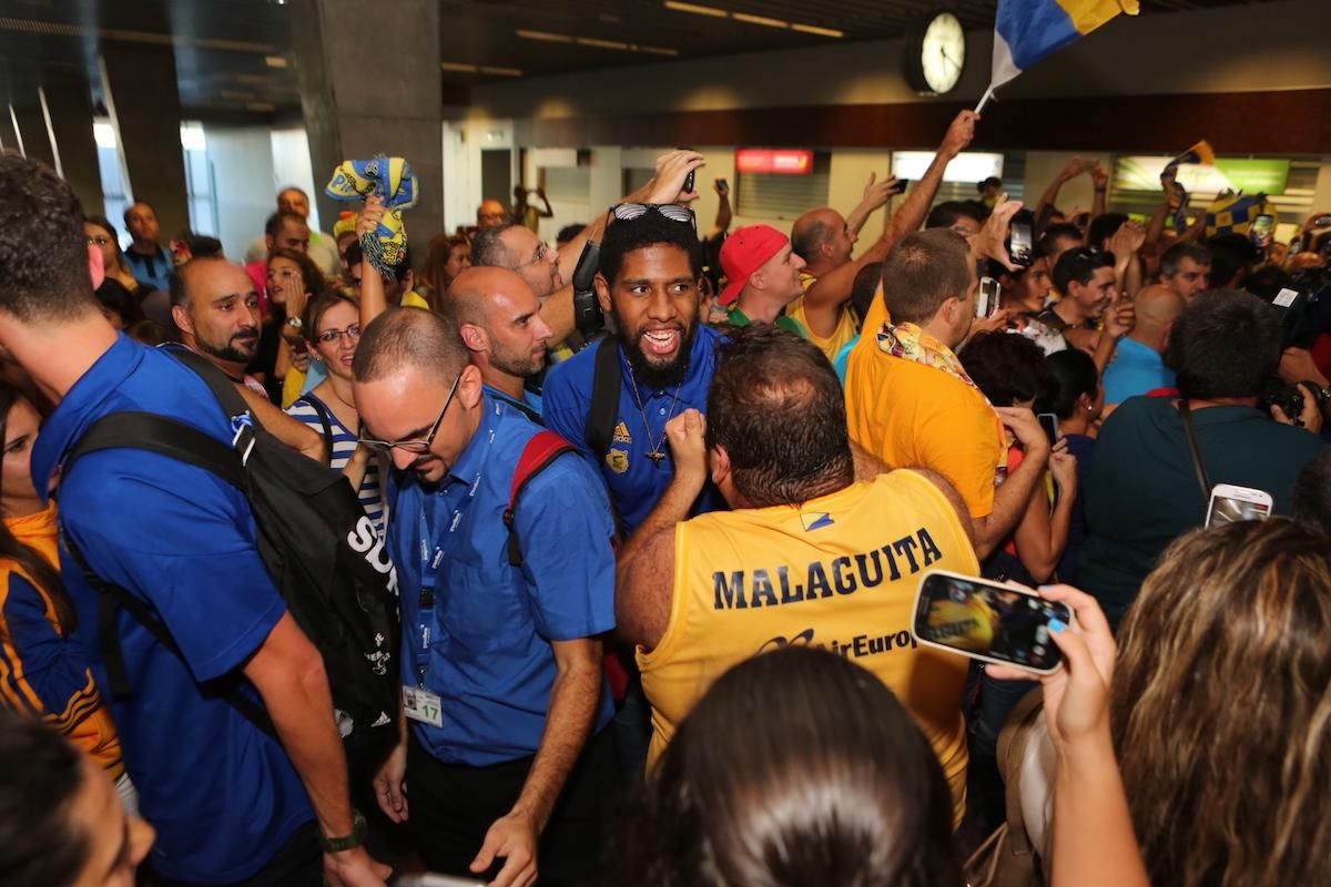 Llegada del 'Granca' al aeropuerto.