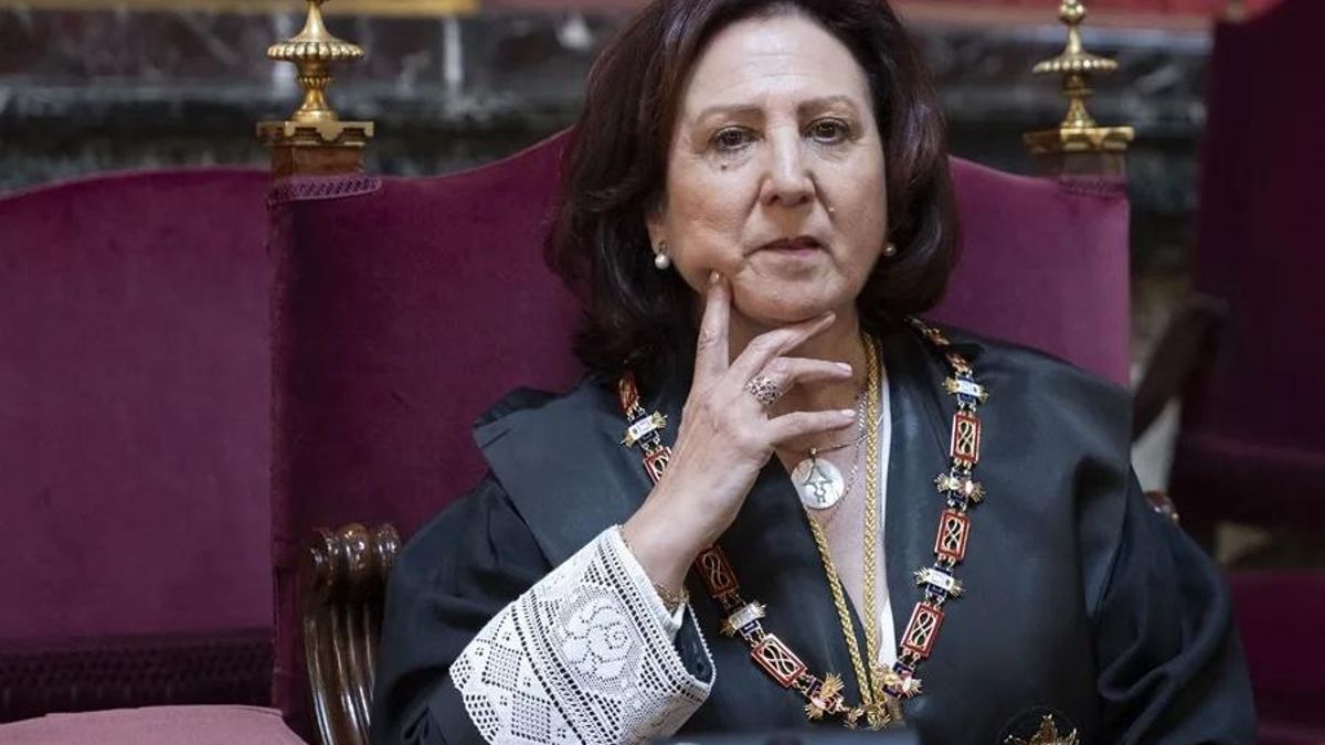 La fiscal general del Estado luce una gargantilla con un enano de La Palma