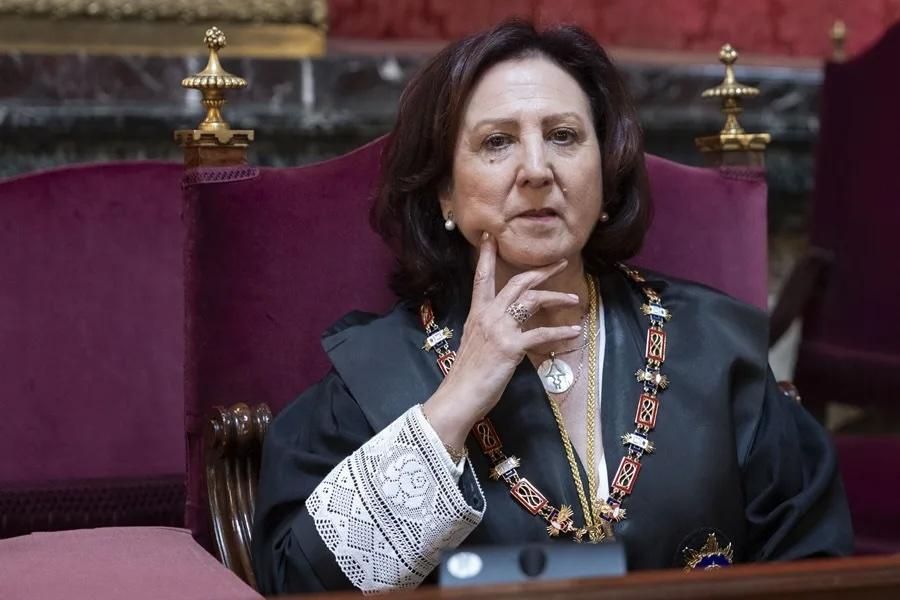 La fiscal general del Estado, Teresa Peramato, con una gargantilla con un enano de La Palma. EFE/Sergio Pérez