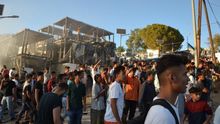 Al menos dos personas mueren en un incendio en el campo griego de Moria.