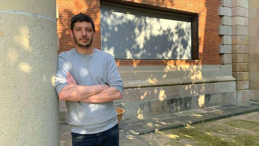 El diputado de la CUP Xavier Pellicer, este jueves, en el patio del Parlament de Catalunya