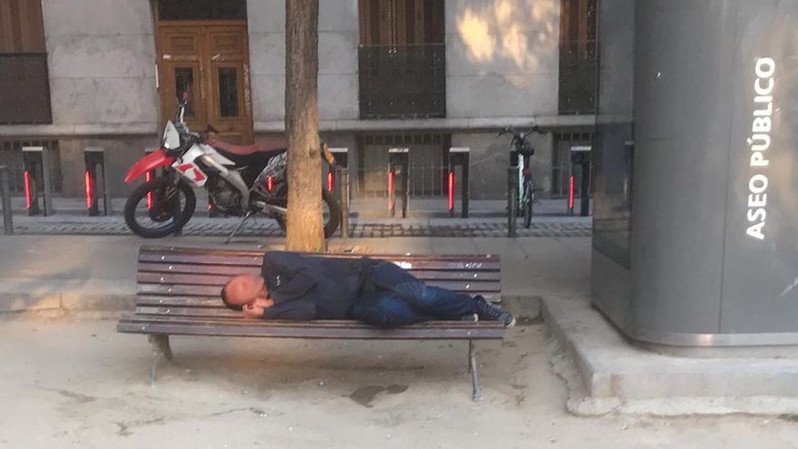 Persona sin hogar durmiendo en la plaza del Dos de Mayo | SOMOS MALASAÑA