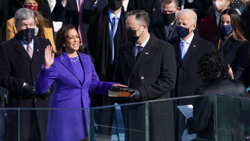 Kamala Harris jura el cargo y se convierte en la primera vicepresidenta de la historia de Estados Unidos. Su marido, Douglas Emhoff, será el primer hombre en desempeñar la tarea de 'second gentleman'