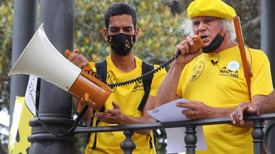 El padre Báez, durante una protesta