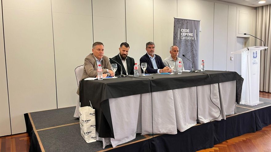 Participantes en la jornada sobre situación de la energía en Cantabria