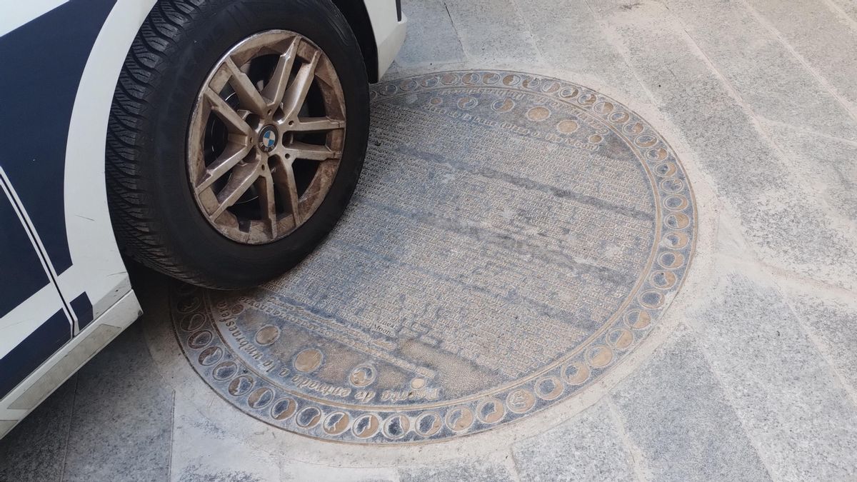 Un coche de la Policía Municial de Madrid aparcado sobre la placa de la Umbraesfera