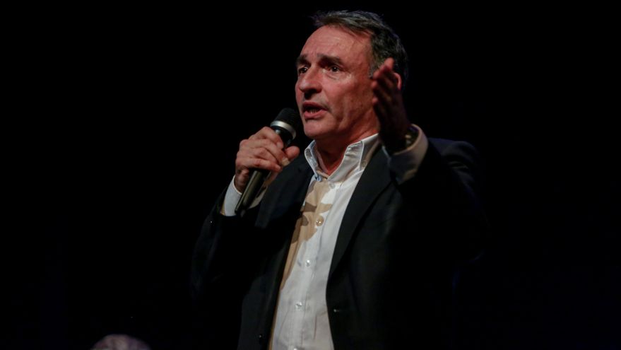 Enrique Santiago interviene en un mitin de Unidas Podemos.