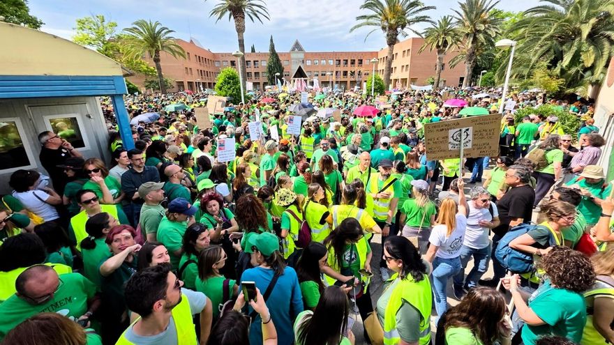 Los sindicatos docentes rechazan la oferta del Gobierno valenciano de 120 euros para 2027 pero continúan negociando