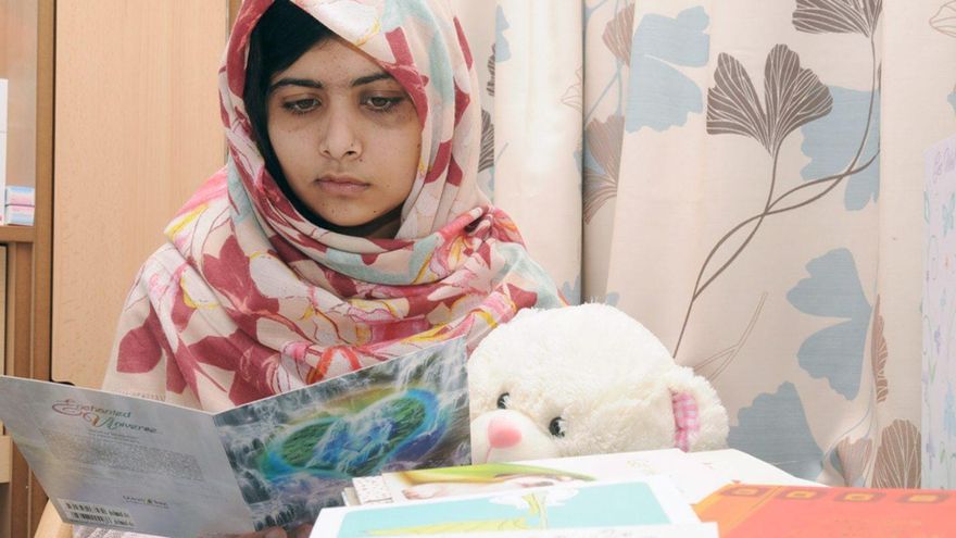 La niña paquistaní agredida por talibanes sale del hospital en Inglaterra