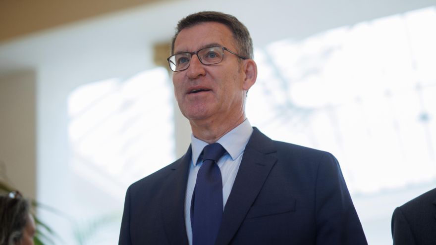 El presidente del Partido Popular, Alberto Núñez Feijóo, a su llegada a la presentación del candidato del PP a la Presidencia del Principado de Asturias, en un desayuno informativo de Fórum Europa, organizado por Nueva Economía Fórum, en el Hotel Mandaría