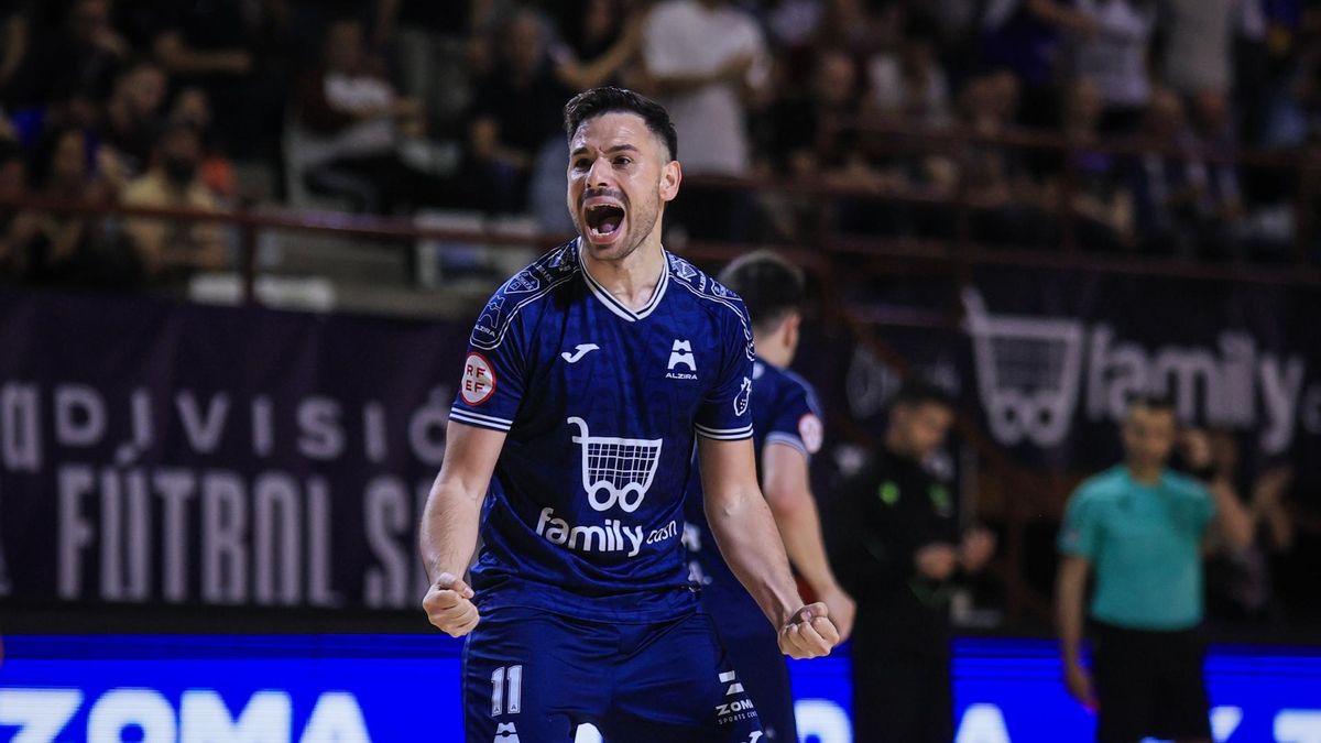 Ivi Fernández celebra un gol con el Alzira