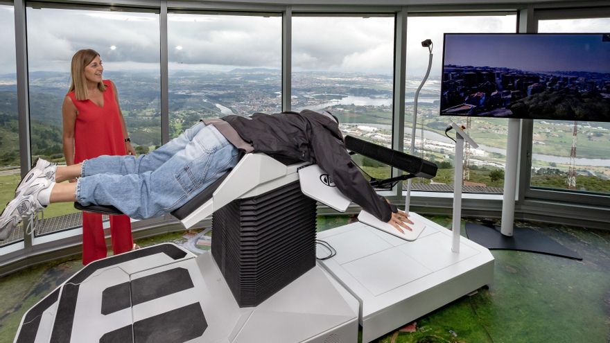 Buruaga en la inauguración de la renovada torre del Monumento al Indiano en Peña Cabarga