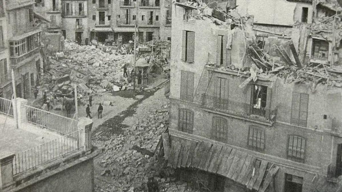 La Puerta de San Antonio, en Palma, tras el bombardeo del 24 de mayo de 1937.