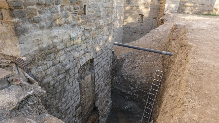 Las nuevas excavaciones arqueológicas en Pamplona descubren otra puerta medieval y una moneda islámica
