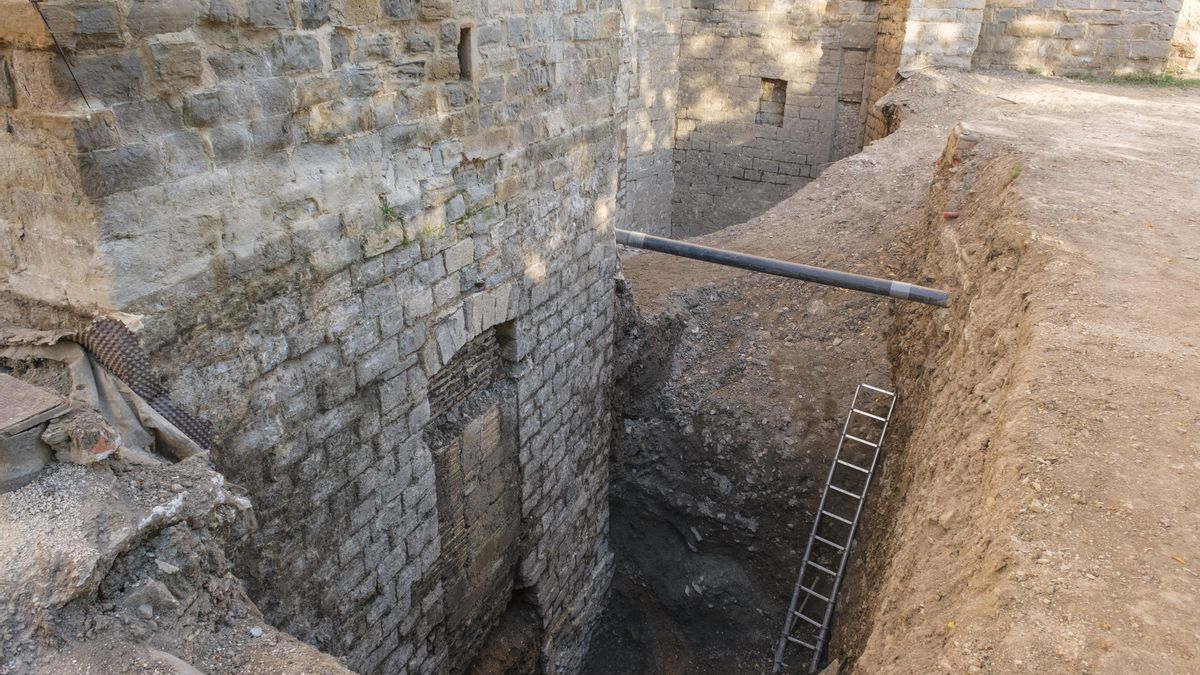 Las nuevas excavaciones arqueológicas en Pamplona descubren otra puerta medieval y una moneda islámica