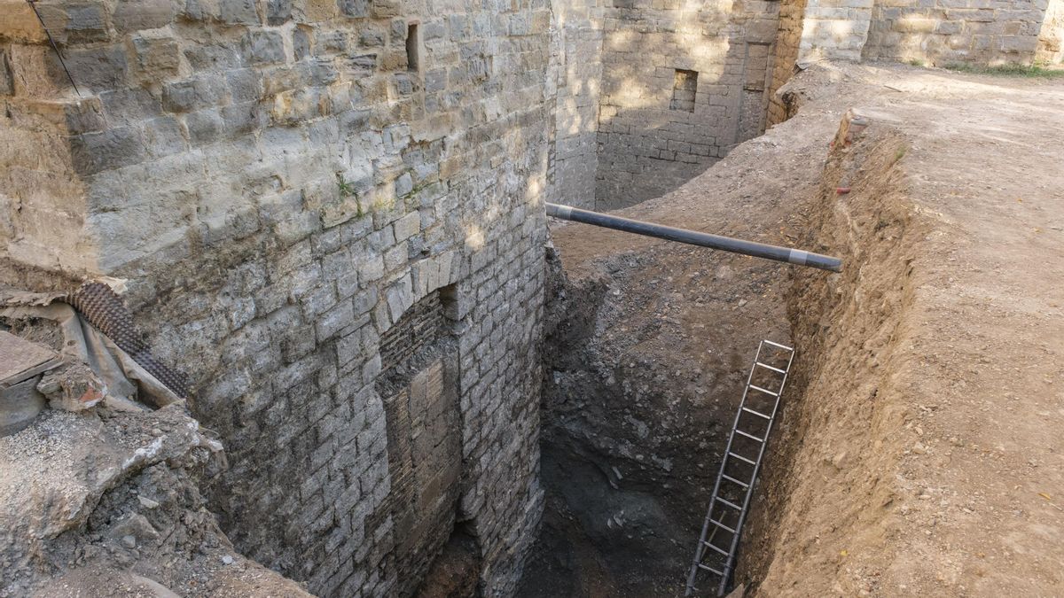 Las nuevas excavaciones arqueológicas en Pamplona descubren otra puerta medieval y una moneda islámica