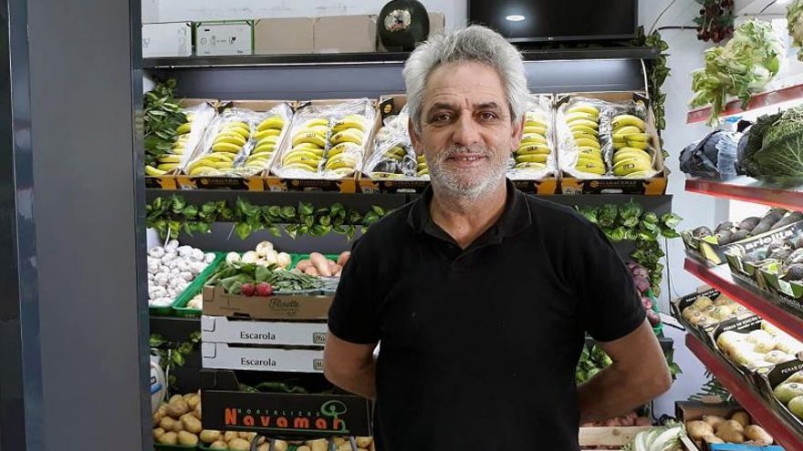 Ramón González posa en su frutería junto a la Plaza de Cataluña en el barrio de Chamartín en Madrid. En esta crisis del coronavirus no solo las grandes cadenas de supermercados nos alimentan durante nuestro confinamiento. Igual dedicación y mayor sacrificio tienen los dueños de los pequeños comercios como fruterías, charcuterías o ultramarinos. En esta crisis del coronavirus no solo las grandes cadenas de supermercados nos alimentan durante nuestro confinamiento. Igual dedicación y mayor sacrificio tienen los dueños de los pequeños comercios como fruterías, charcuterías o ultramarinos.